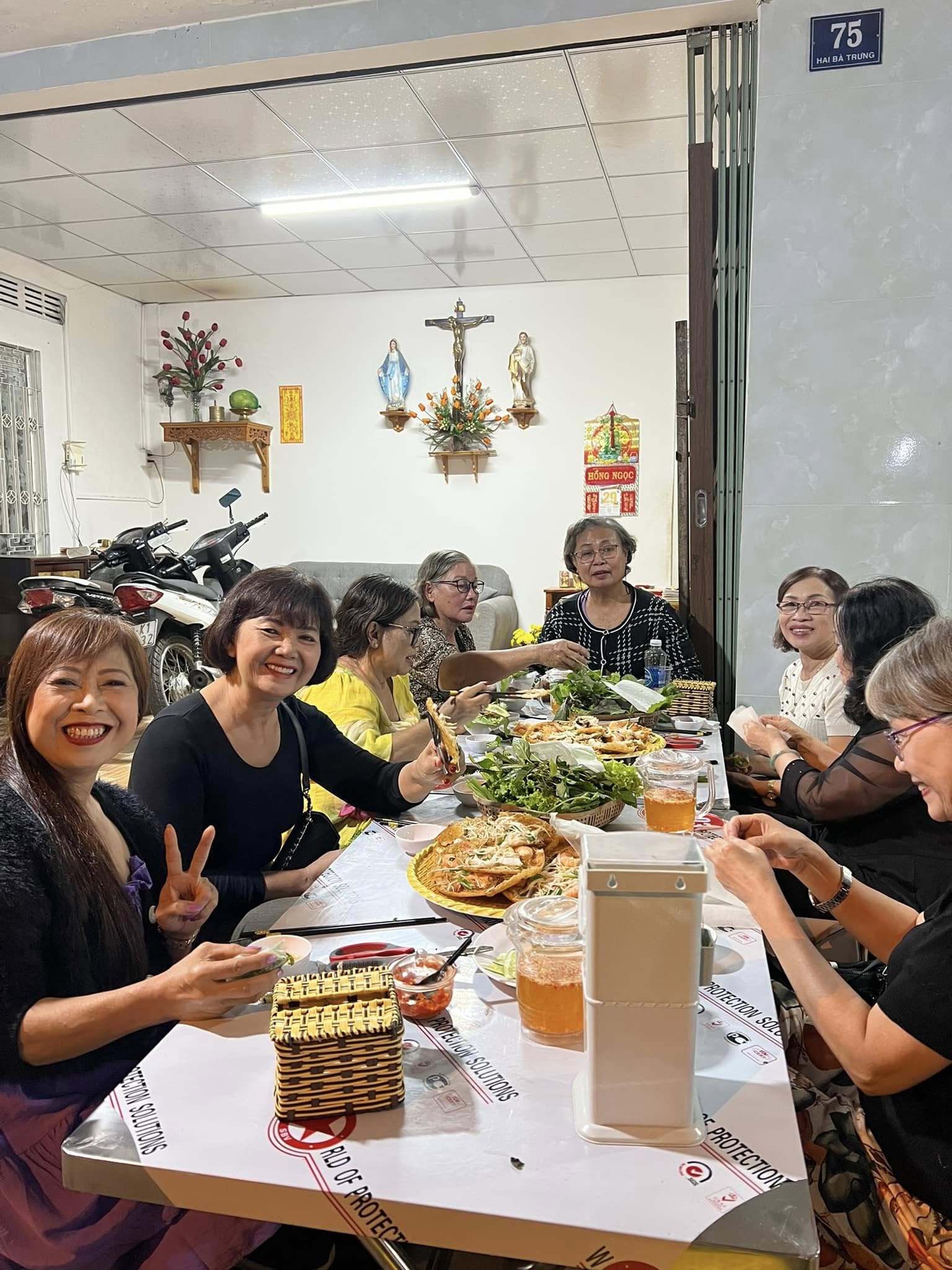 Khách hàng thưởng thức bánh xèo